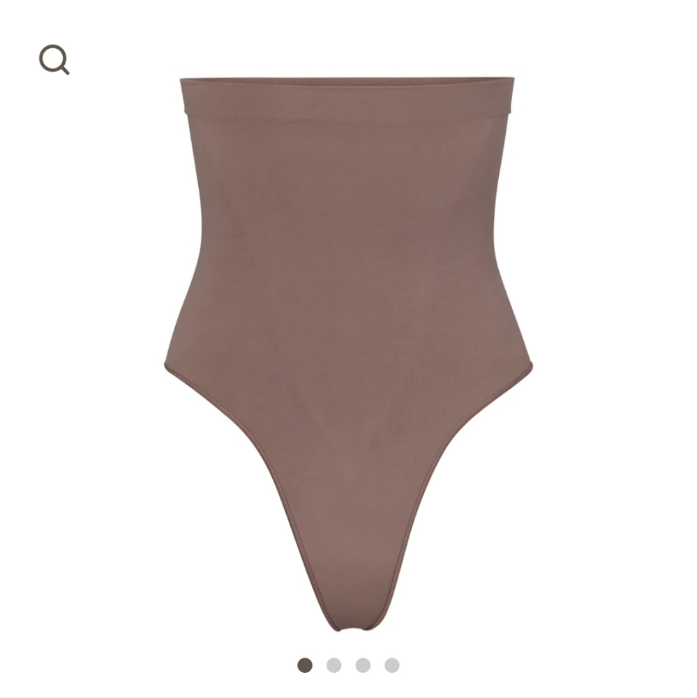 Skims  sculpting thong high waist